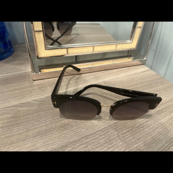 TOM FORD sunglass! Black frame w/brown gradient lenses!TF 552 01b 55-22 140 - Picture 8 of 9